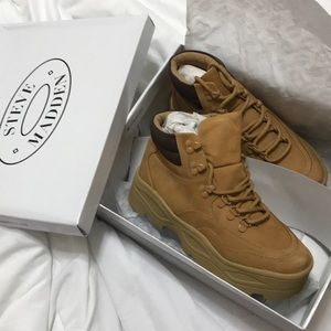 Tan boots / similar to Timberlands / Steve Madden